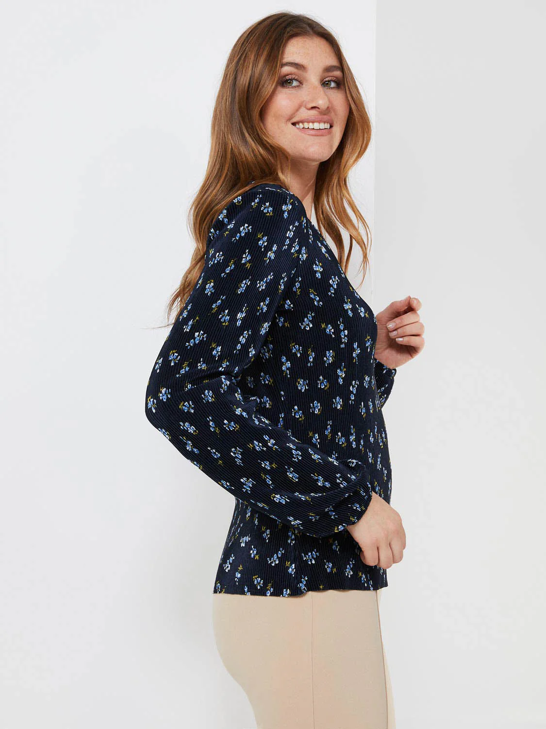 Floral Print Plisse V-Neck Top - Image 4