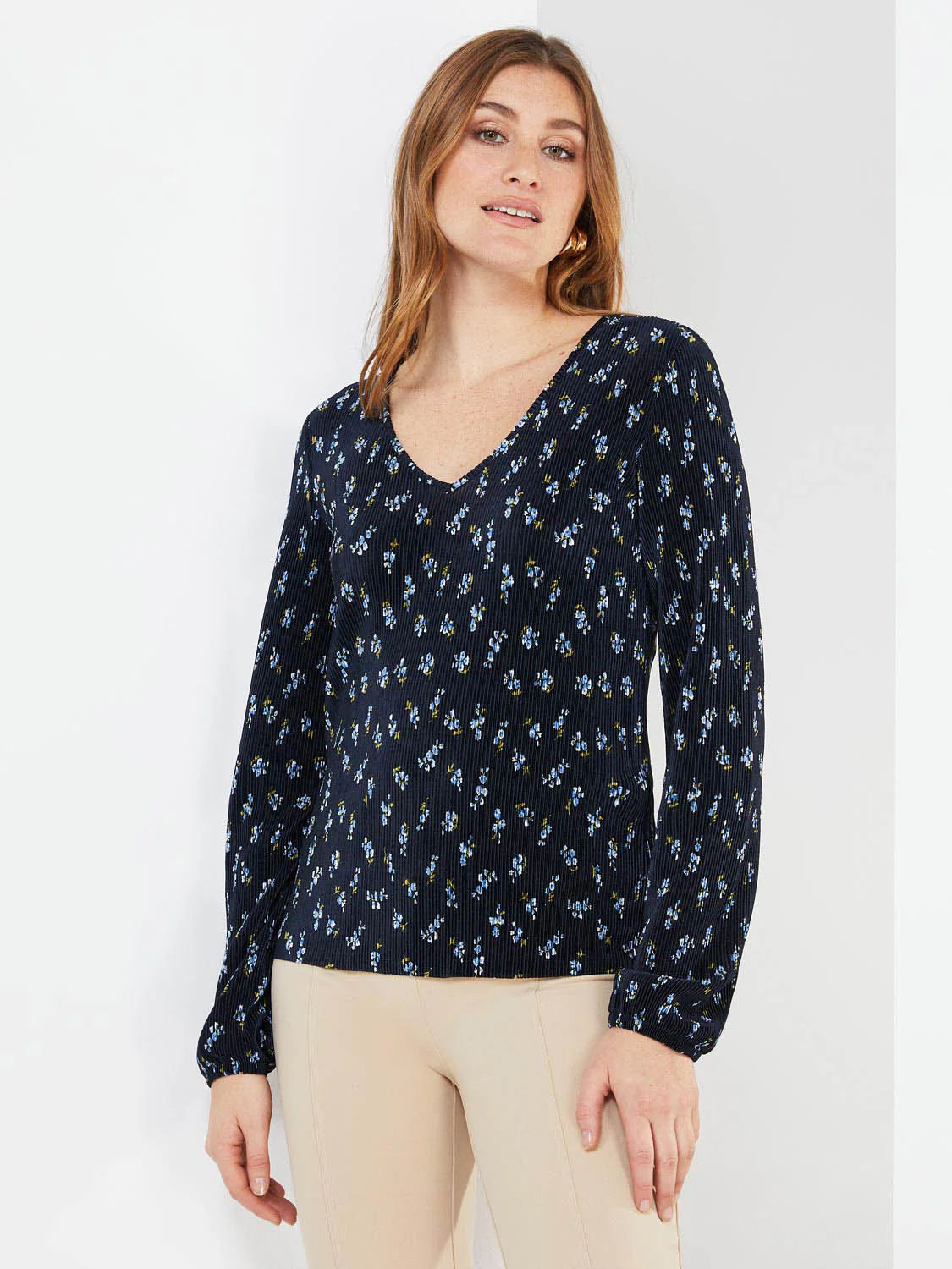Floral Print Plisse V-Neck Top - Image 3